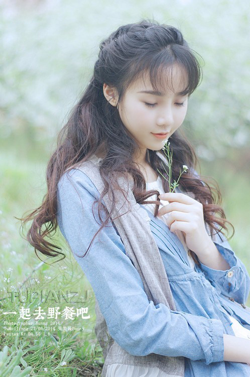 面包女孩清纯照 唯美怡人林中聚餐
