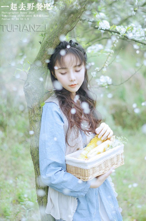 面包女孩清纯照 唯美怡人林中聚餐