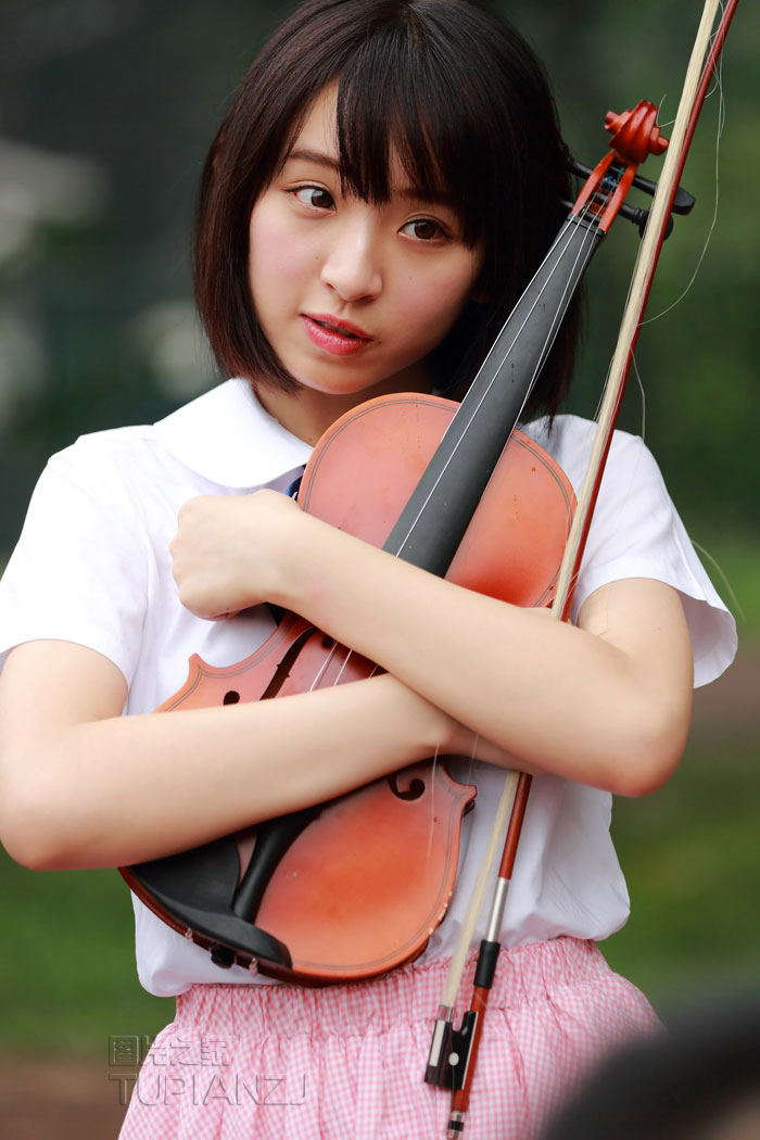 小提琴女孩 清纯模样令人喜爱