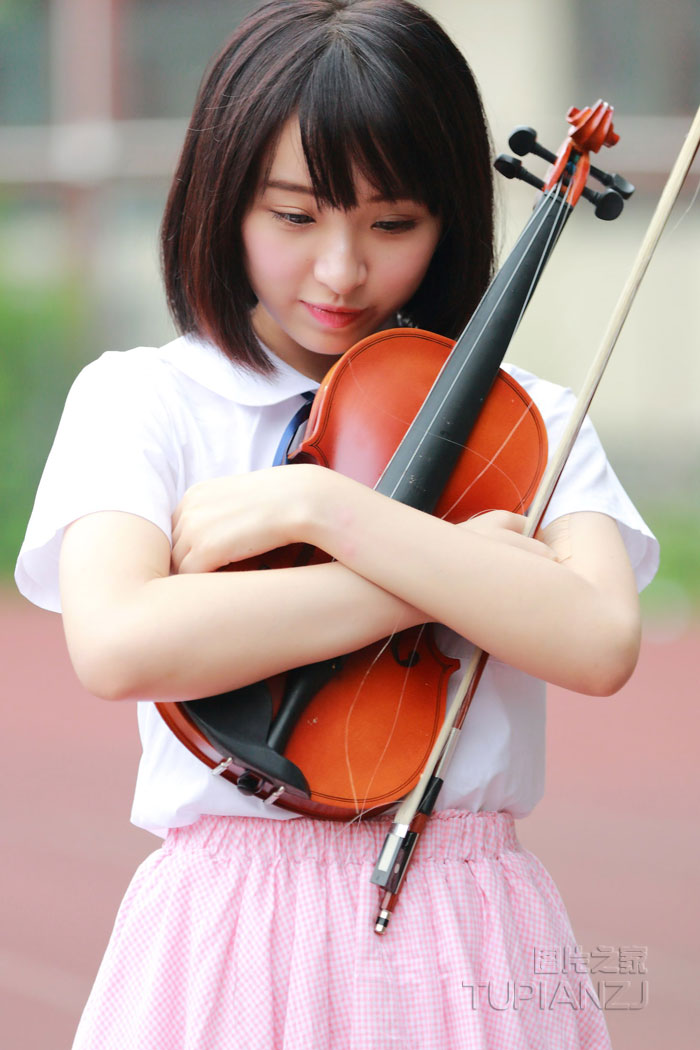 小提琴女孩 清纯模样令人喜爱