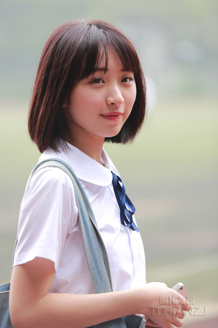 小提琴女孩 清纯模样令人喜爱