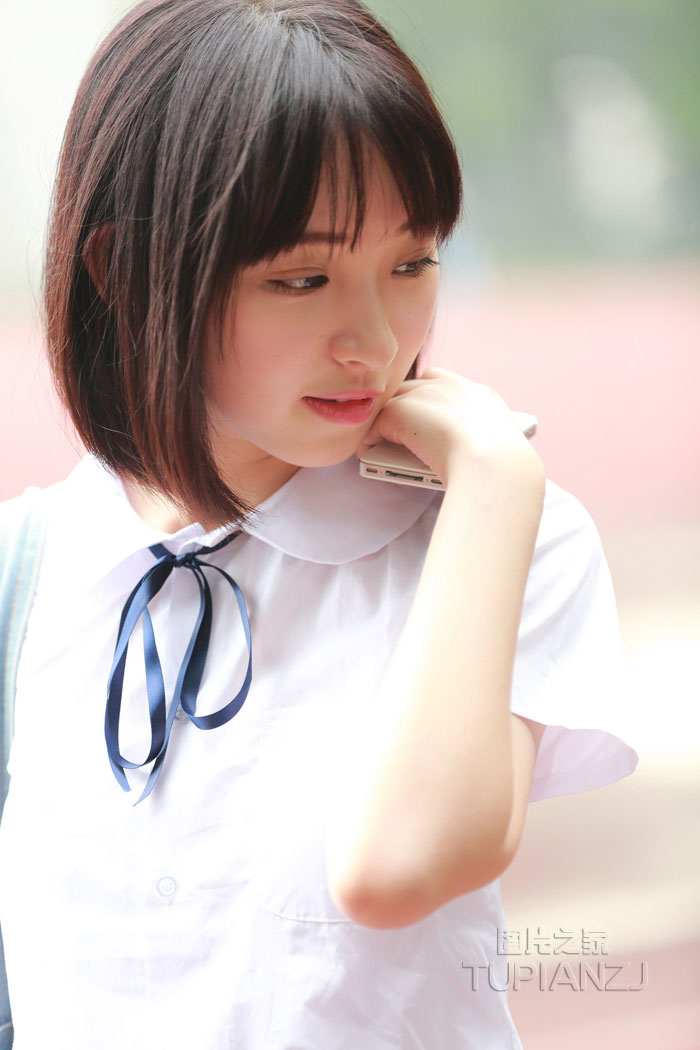 小提琴女孩 清纯模样令人喜爱