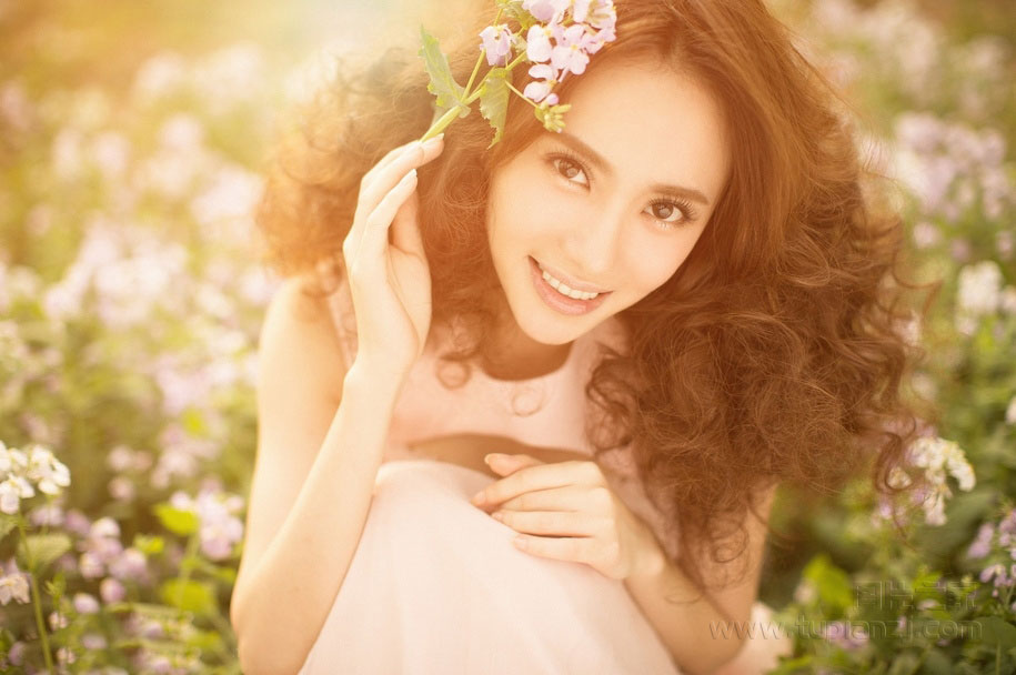 绿树下的清纯美女照片 花裙甜美靓丽