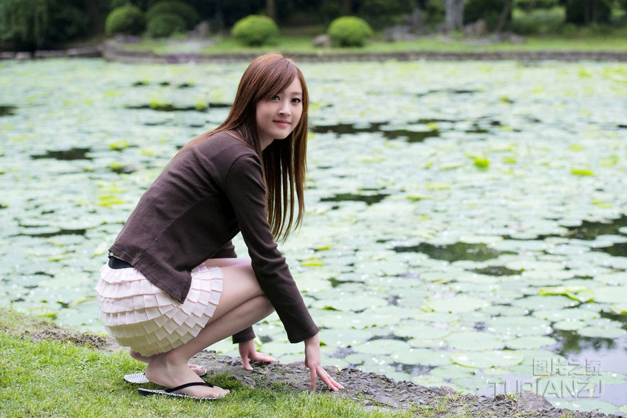 湖边清秀女孩生活照 唯美诱人