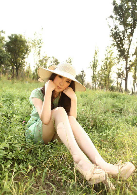 戴草帽的清纯美女 炎炎夏日甜美写真
