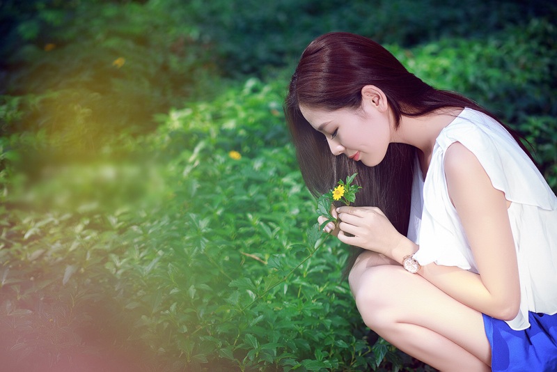 清新清纯美女图片 夏日野外写真