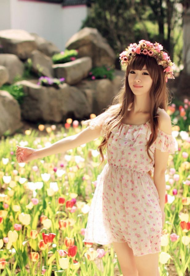 花海中的清纯美女