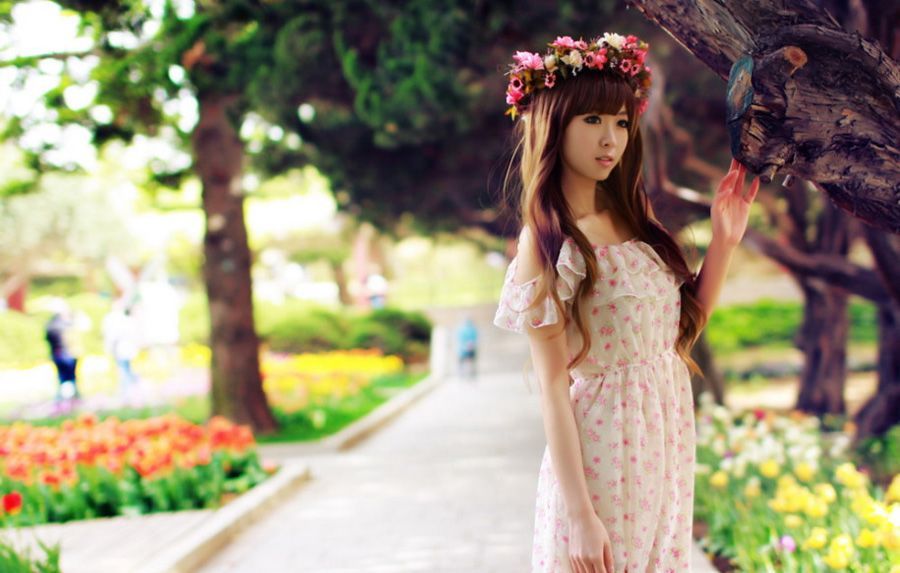 花海中的清纯美女