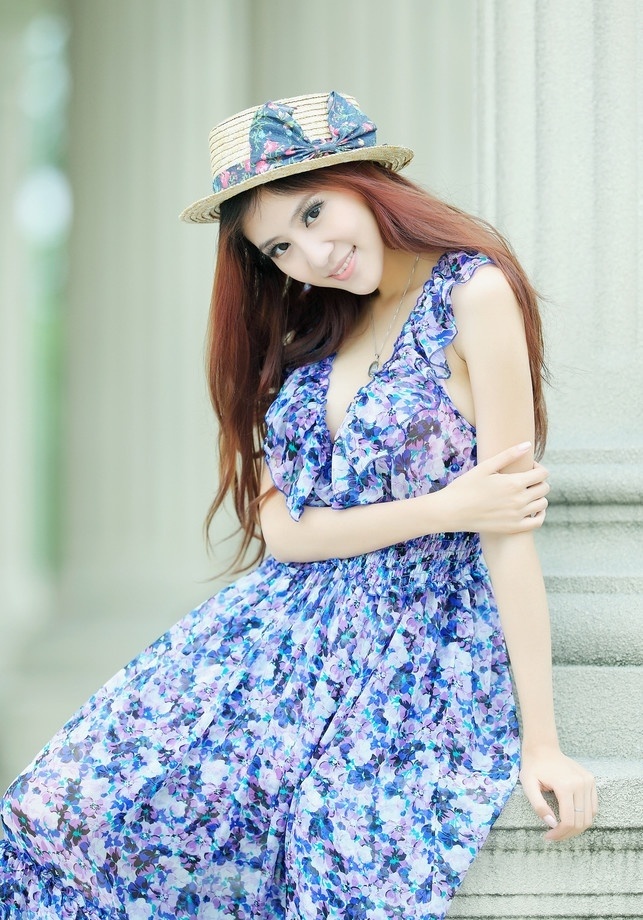 清纯美女户外写真 蓝色花裙性感迷人