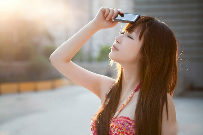 秋日美女写真图片 蔷薇花丛中浅笑嫣然