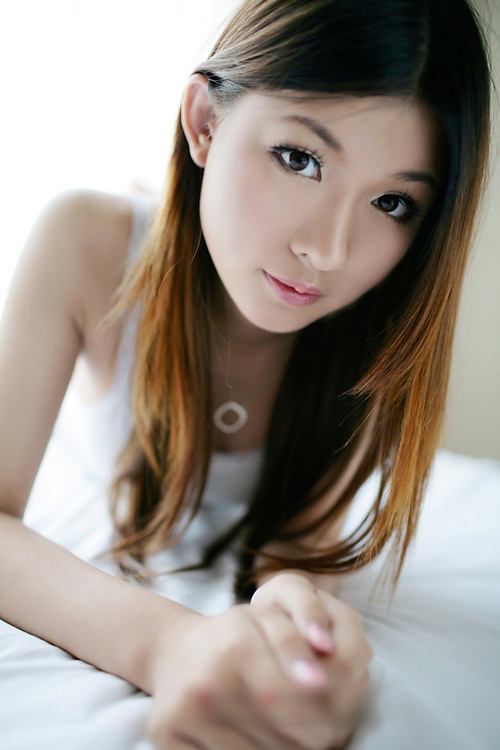 秋日美女写真图片 蔷薇花丛中浅笑嫣然
