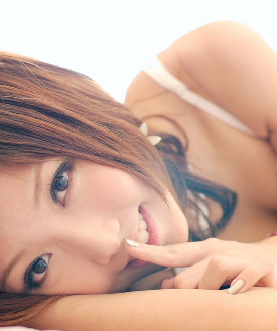 秋日美女写真图片 蔷薇花丛中浅笑嫣然