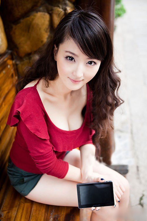 秋日美女写真图片 蔷薇花丛中浅笑嫣然