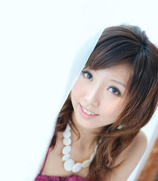 秋日美女写真图片 蔷薇花丛中浅笑嫣然