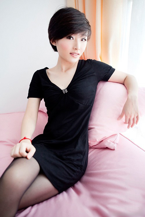 秋日美女写真图片 蔷薇花丛中浅笑嫣然