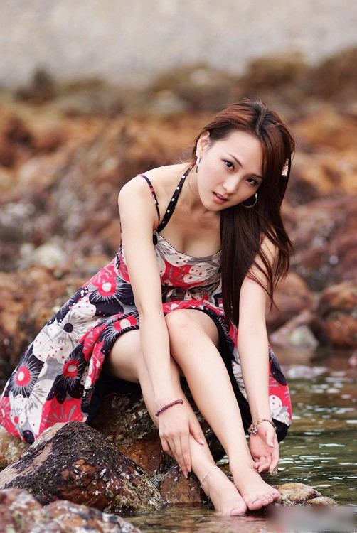 秋日美女写真图片 蔷薇花丛中浅笑嫣然