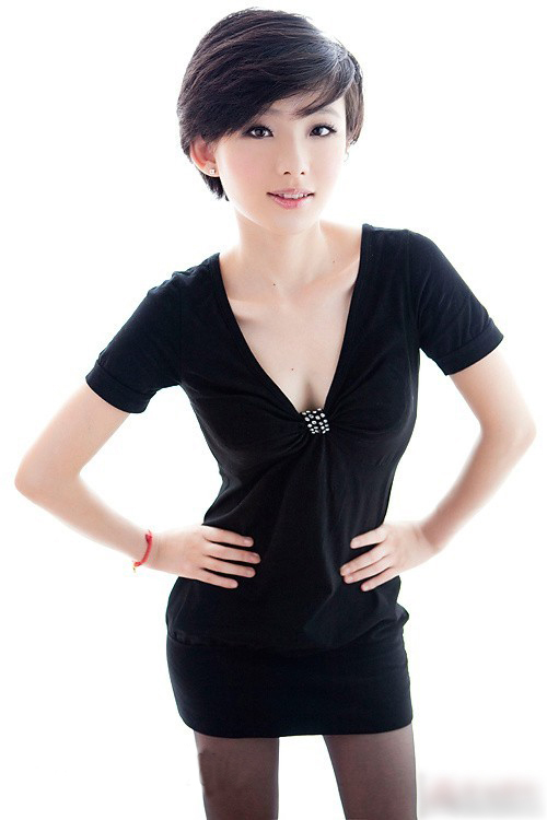 秋日美女写真图片 蔷薇花丛中浅笑嫣然
