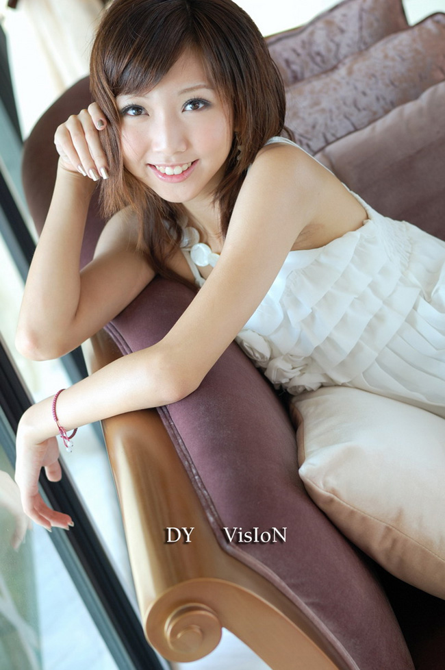 秋日美女写真图片 蔷薇花丛中浅笑嫣然