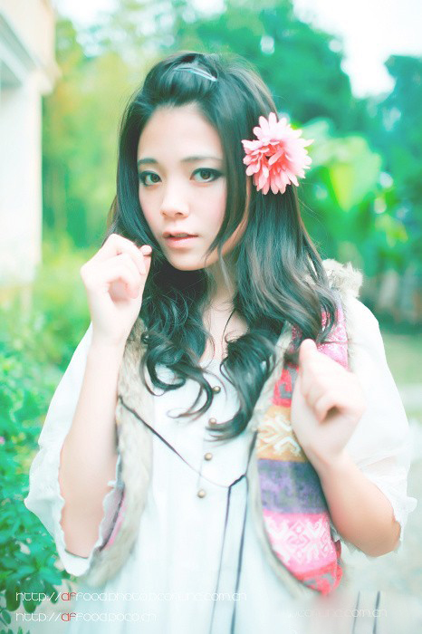 秋日美女写真图片 蔷薇花丛中浅笑嫣然