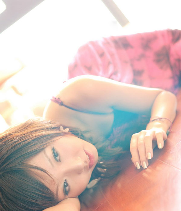 秋日美女写真图片 蔷薇花丛中浅笑嫣然
