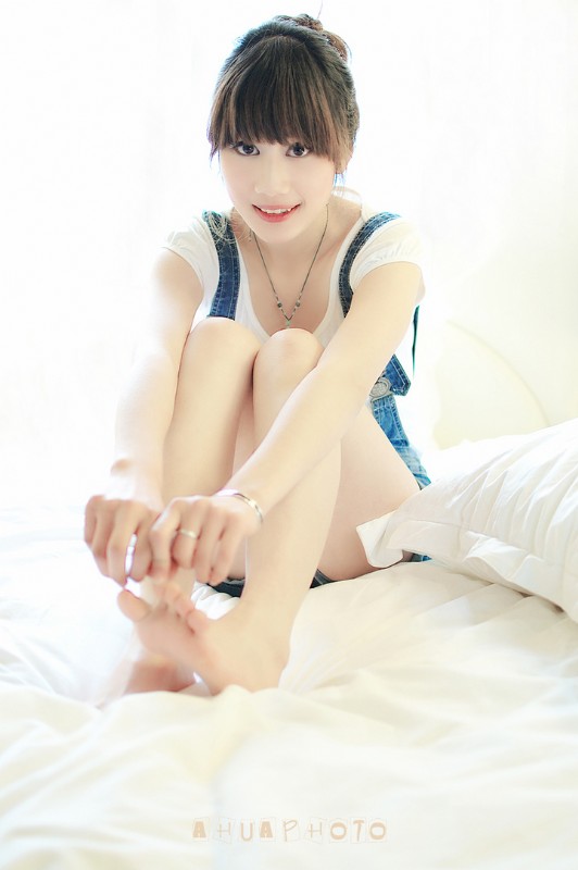 秋日美女写真图片 蔷薇花丛中浅笑嫣然