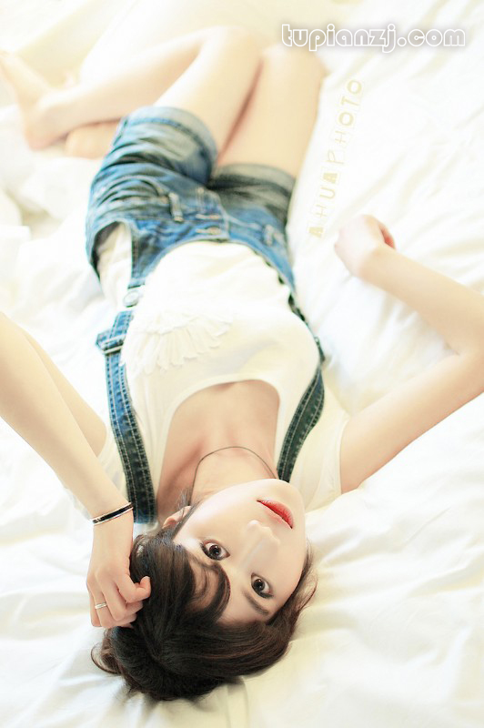 秋日美女写真图片 蔷薇花丛中浅笑嫣然
