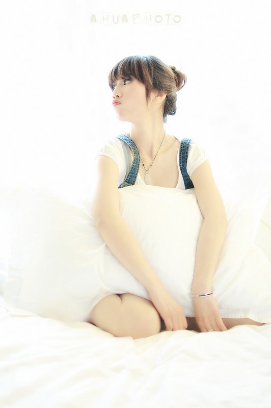 秋日美女写真图片 蔷薇花丛中浅笑嫣然