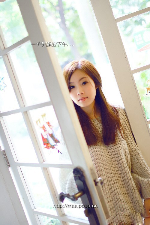 秋日美女写真图片 蔷薇花丛中浅笑嫣然