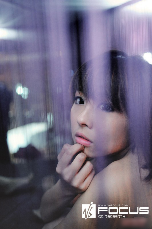 秋日美女写真图片 蔷薇花丛中浅笑嫣然