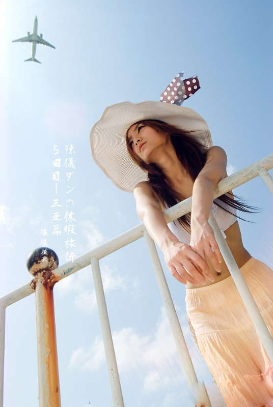 秋日美女写真图片 蔷薇花丛中浅笑嫣然