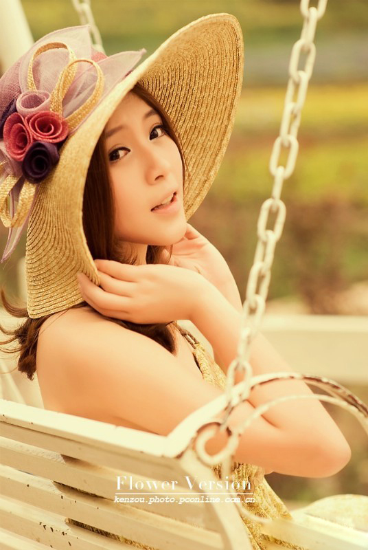 秋日美女写真图片 蔷薇花丛中浅笑嫣然