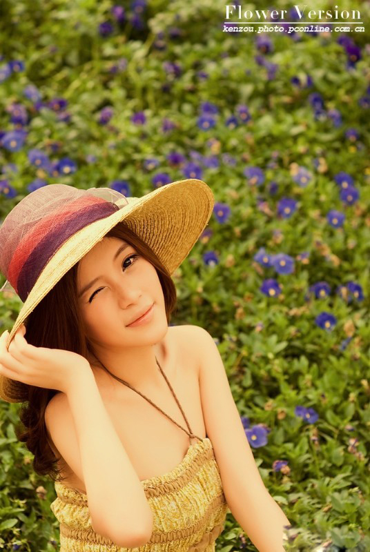 秋日美女写真图片 蔷薇花丛中浅笑嫣然
