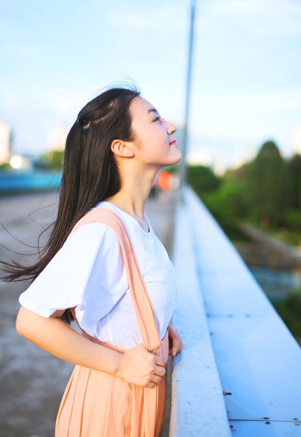 森女系清新少女写真 清秀脸庞闪亮无比