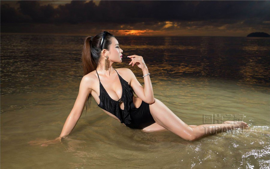 比基尼少女的绝美诱惑 浑圆上位呼之欲出