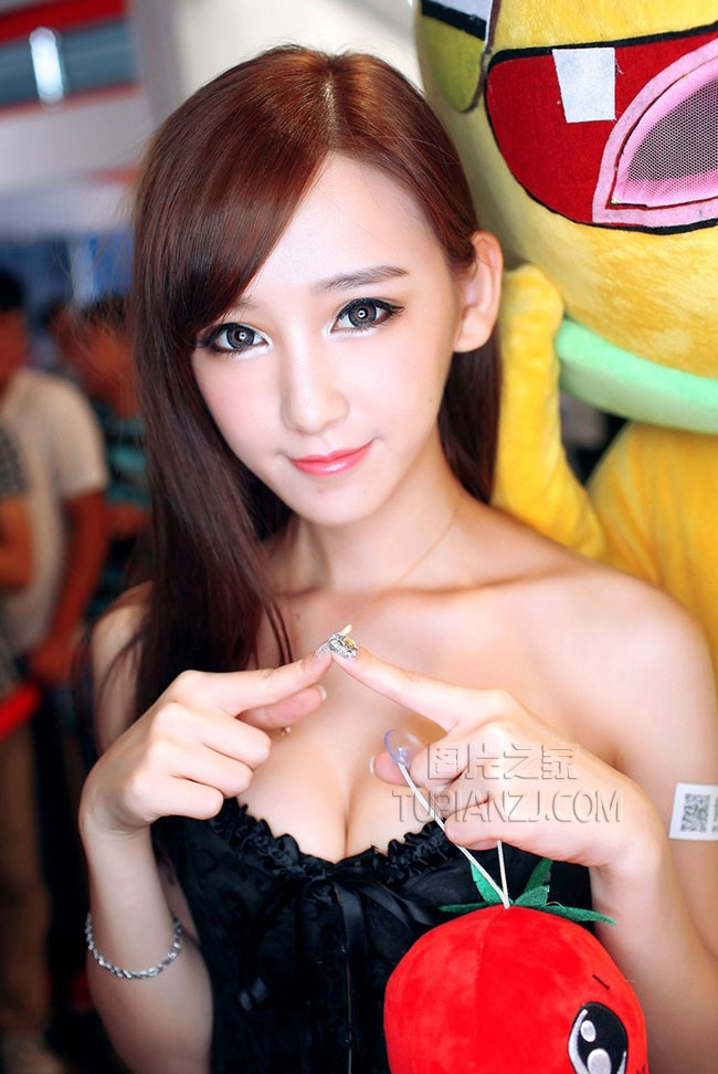 童颜巨乳性感美眉图片 靓丽诱人