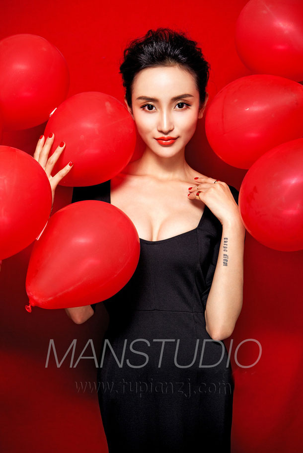 性感美女红唇写真照 黑色魅惑天使