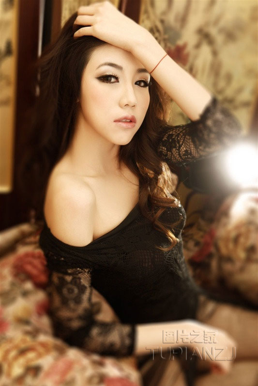 性感女孩小露乳沟 黑色蕾丝裙女人味