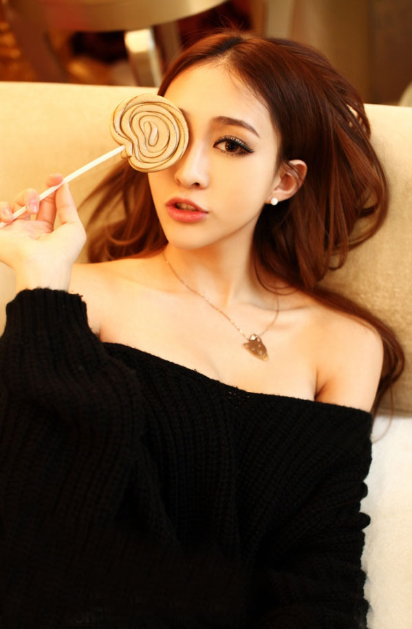 性感迷人90后少女 香肩小露摇身变御姐