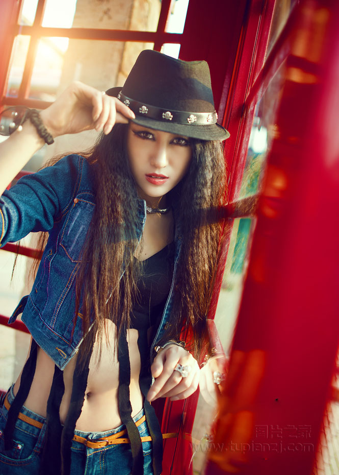 玻璃背后的性感美女 上演热辣诱惑