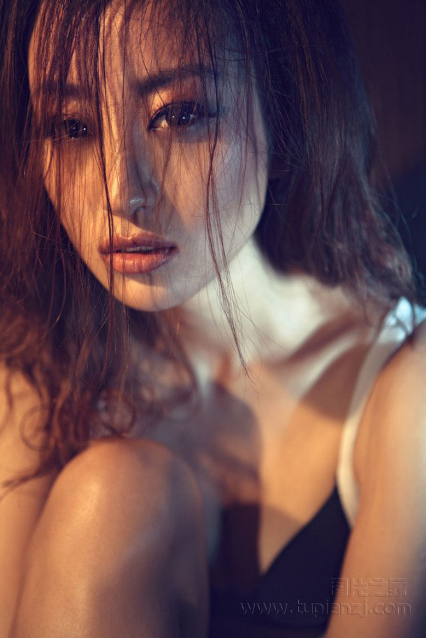 性感尤物劲爆S身形 完美尽显
