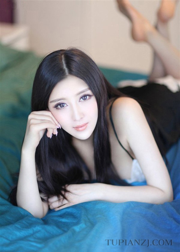 清丽脱俗的性感美女写真 酥胸撩人