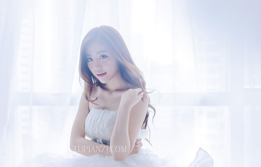 梦幻白色性感美女写真 展现白雪公主般美丽