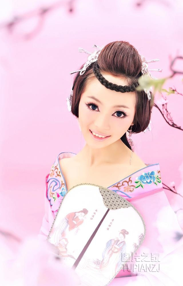 粉嫩古韵少女甜美照 清新妆容靓丽可人