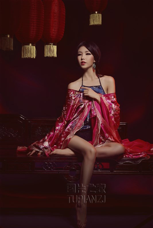 古装少女大秀香肩长腿 性感美艳诱惑撩人