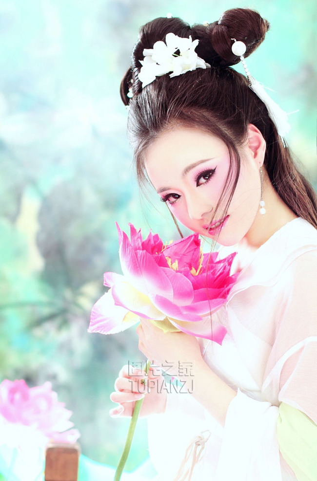清纯可人古装少女 甜美笑容展暖意