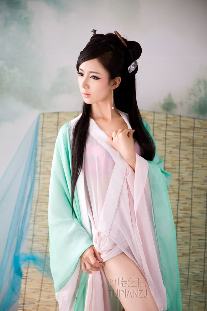 古装少女裸露香肩 无暇美肌令人垂涎