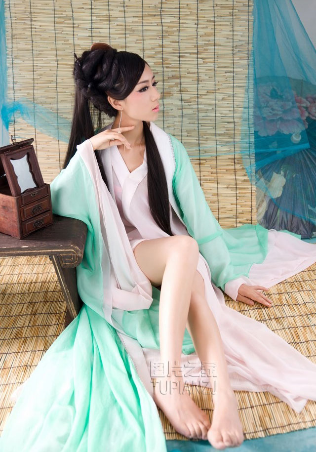 古装少女裸露香肩 无暇美肌令人垂涎