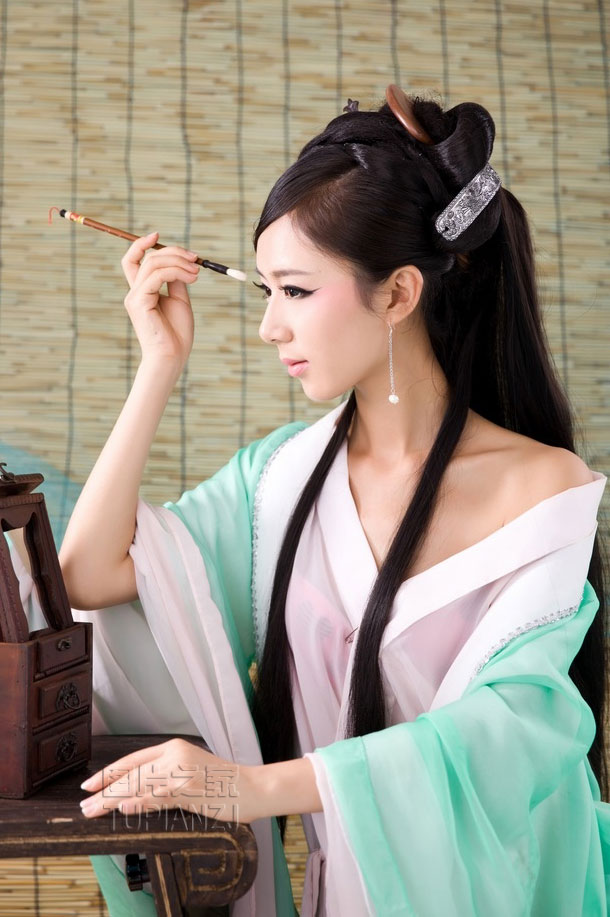 古装少女裸露香肩 无暇美肌令人垂涎