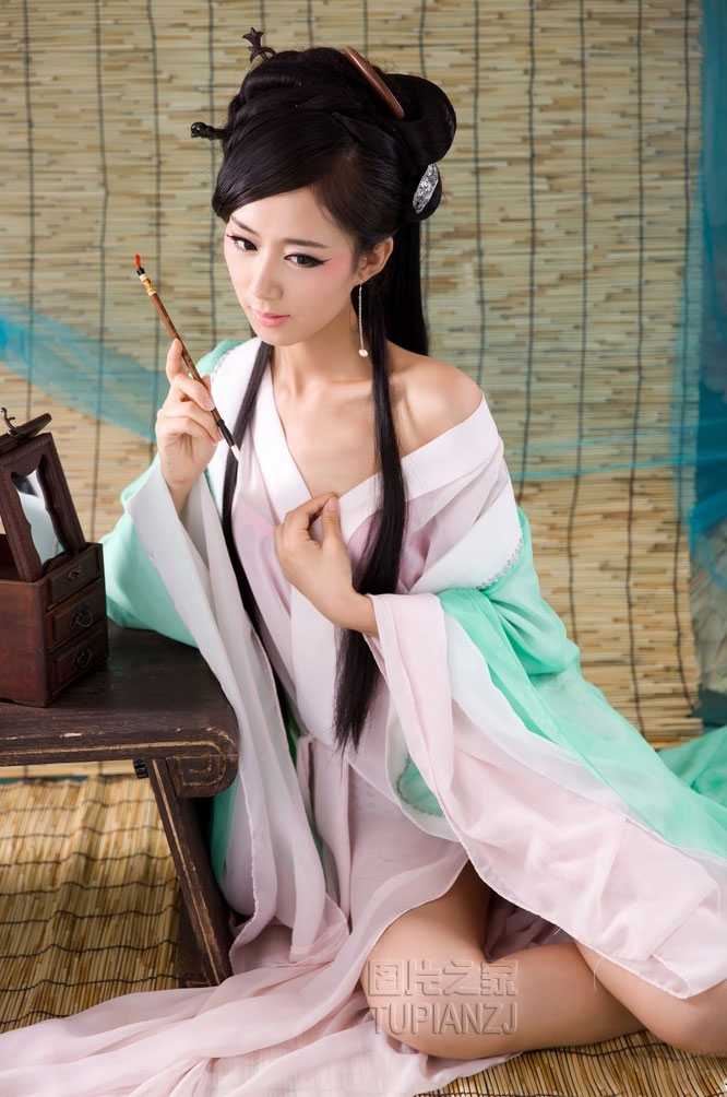 古装少女裸露香肩 无暇美肌令人垂涎