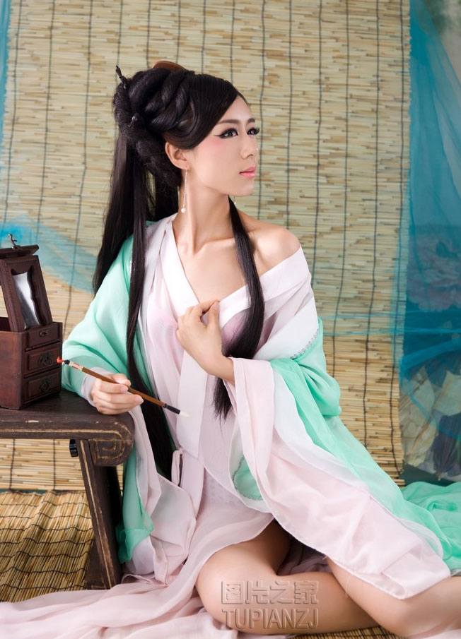 古装少女裸露香肩 无暇美肌令人垂涎
